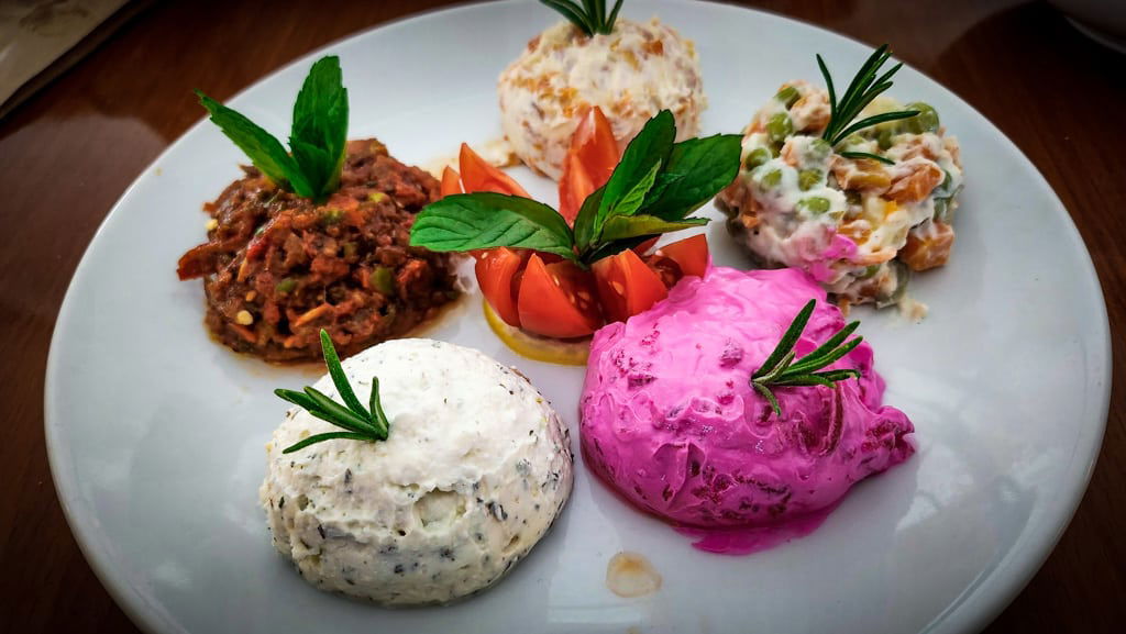 Small Appetizers in Turkish Cuisine： Discovering Meze Traditions